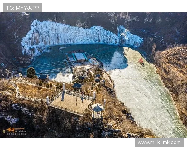 金水湖冰雪节开幕，天然冰瀑景观吸引游客打卡