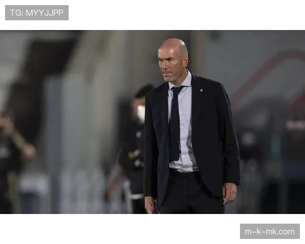 更衣室内,皇马体能教练向球员展示平板电脑上本场各时段转换冲刺的数据 更衣室内,皇马体能教练向球员展示平板电脑上本场各时段转换冲刺的数据